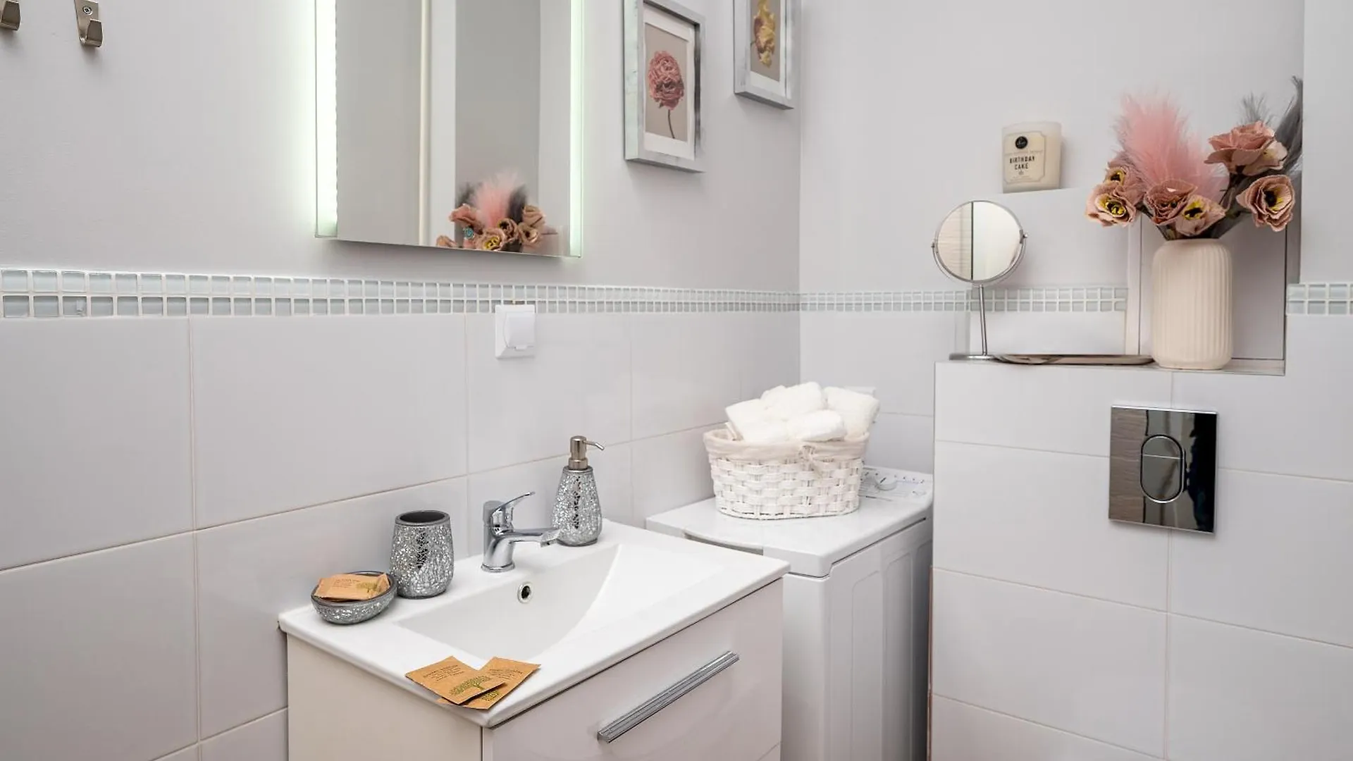 Apartment Pink Elephant 2X1Br Studio In Historic Tenement House 1 Km From Warsaw Central