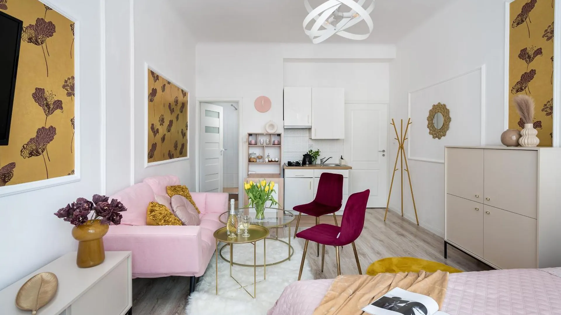 Apartment Pink Elephant 2X1Br Studio In Historic Tenement House 1 Km From Warsaw Central Poland
