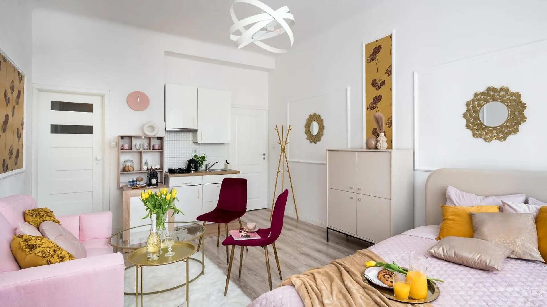 Apartment Pink Elephant 2X1Br Studio In Historic Tenement House 1 Km From Warsaw Central Poland