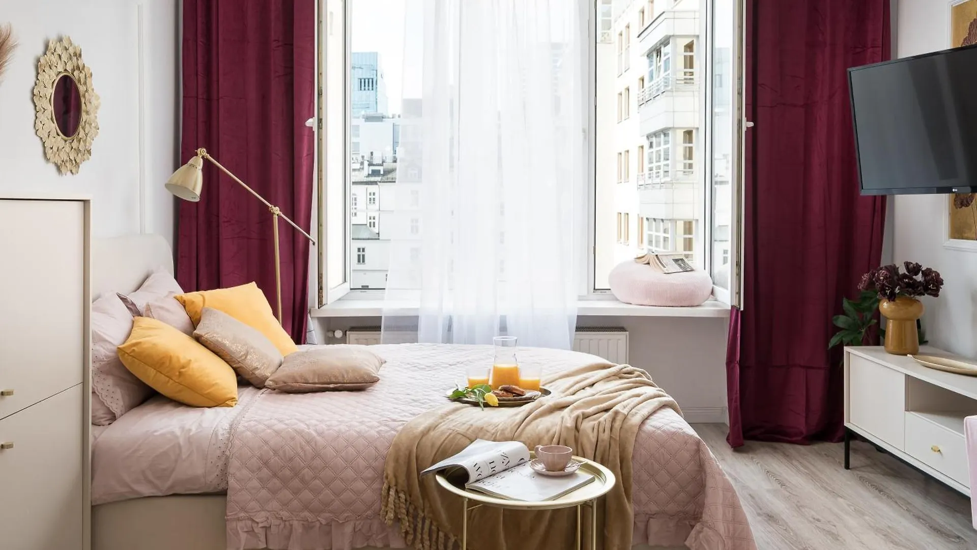 Pink Elephant 2X1Br Studio In Historic Tenement House 1 Km From Warsaw Central contacts