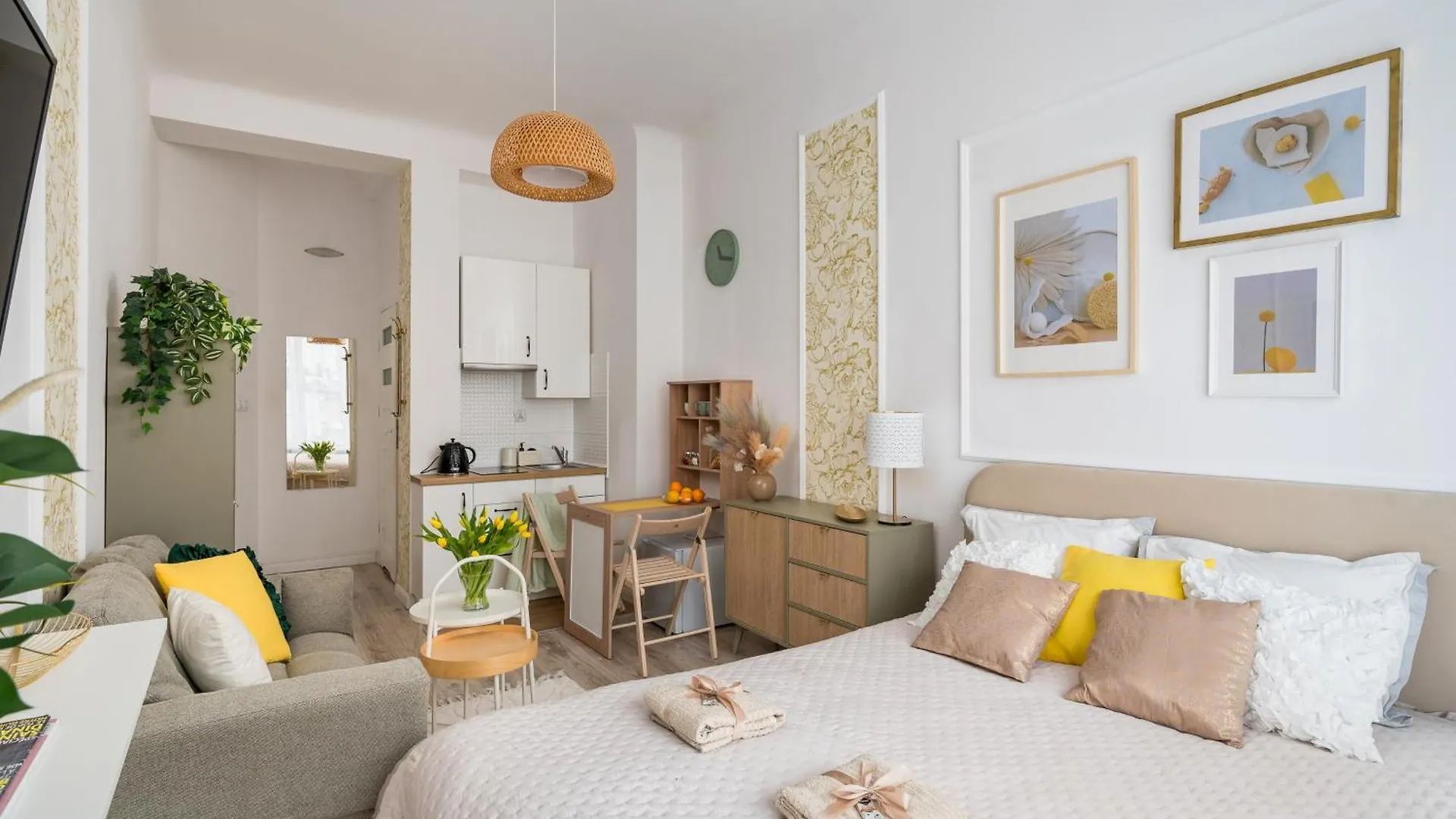 Pink Elephant 2X1Br Studio In Historic Tenement House 1 Km From Warsaw Central Poland