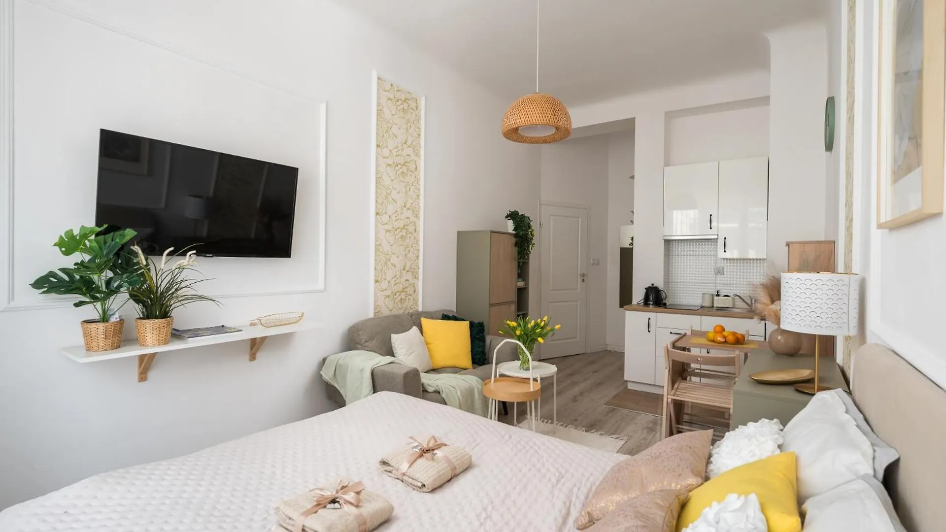 Pink Elephant 2X1Br Studio In Historic Tenement House 1 Km From Warsaw Central Apartment